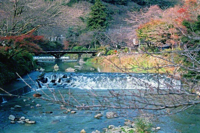 京都市左京区で高野川を見つめて（1993年11月、池田先生撮影）。先生は京都への長編詩に詠んだ。「さあ！　威風も堂々と　歩いていこう。　私も　君も　君も　私も　我々の前途には　深い悲しみなど　絶対にない」