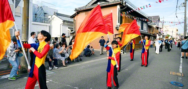 音楽隊の創価和歌山ブルーイーグルス（森口顕楽団長）が27日、和歌山・湯浅町の「湯浅まつり」で迫力の演奏・演技を披露