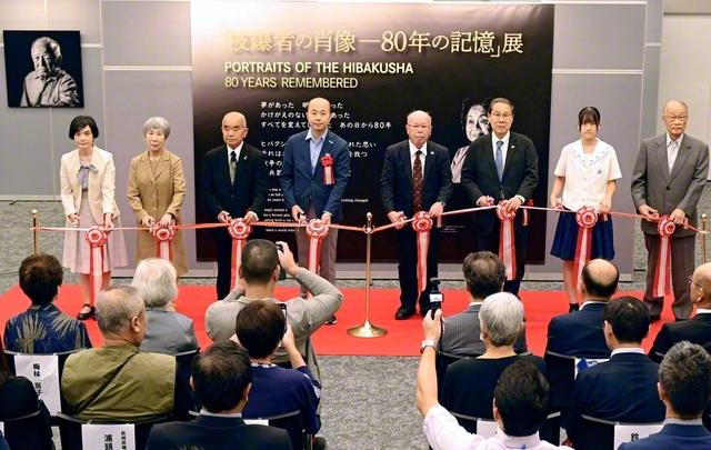 IPPNWの世界大会が行われる出島メッセ長崎で開幕した「被爆者の肖像」展