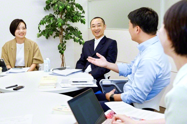 創価学会の青年世代と哲学者の苫野一徳さん（左から2人目）が、活発に意見交換を行った（勉強会は本年8月10、11日に開催）