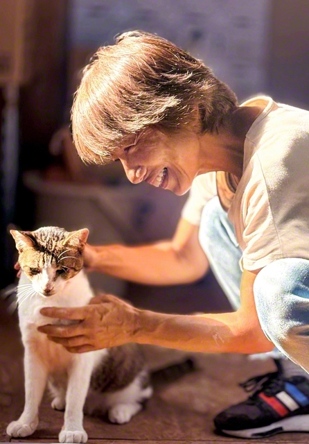 解体した自宅そばの納屋で、保護猫を世話する前さん