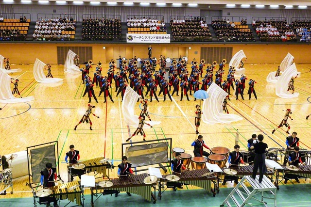 「STORM　＆　RAIN」をテーマに圧巻の演奏・演技を披露した音楽隊・創価ルネサンスバンガード（八王子市内で）