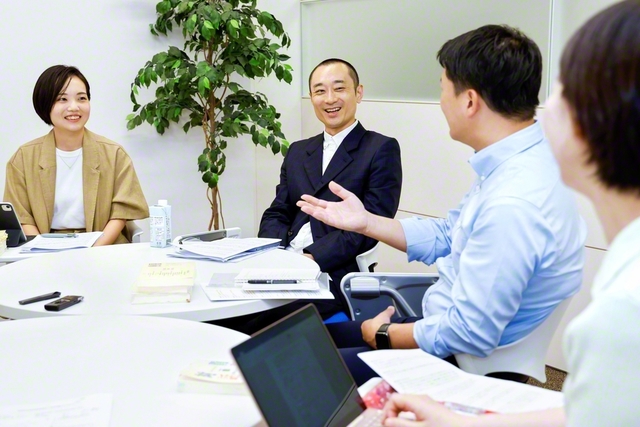 創価学会の青年世代と哲学者の苫野一徳さん（左から2人目）が、活発に意見交換を行った（勉強会は本年8月10、11日に開催）