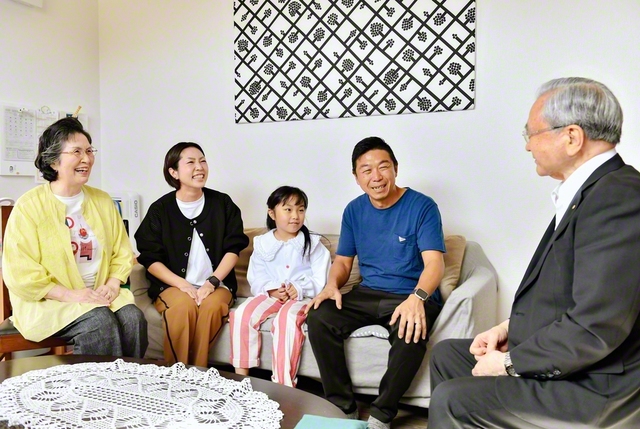 原田会長が村田さん一家を励ます
