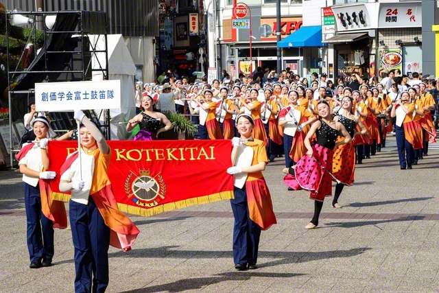 首都圏の富士鼓笛隊は28日、東京・池袋で開かれた「ふくろ祭り」に出演した