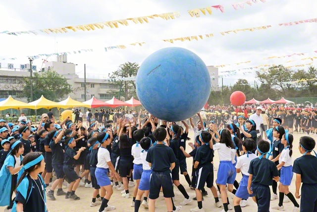 【東京小】東京創価小学校の運動会。大玉運びでは、スクールカラーの青・黄・赤の大玉を、心を一つにゴールへ（28日）