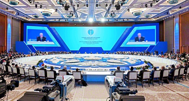 「世界伝統宗教リーダー会議」の開幕式。招待された学会の代表が出席した（17日、カザフスタンの首都アスタナで）