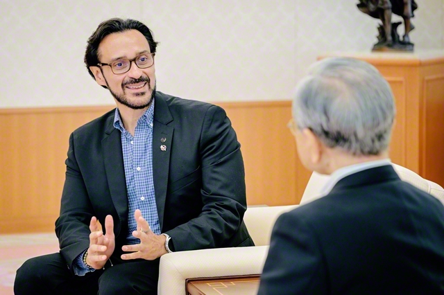 IPPNWのウマーニャ共同会長と原田会長が核なき世界へ協働を誓い、語り合う（学会本部第2別館で）