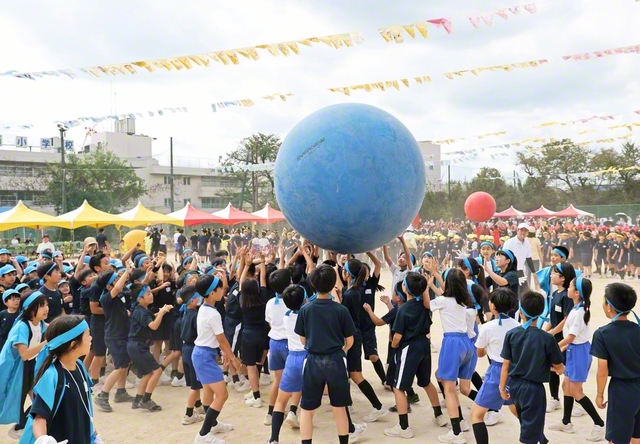 東京創価小学校の運動会。大玉運びでは、スクールカラーの青・黄・赤の大玉を、心を一つにゴールへ（28日）