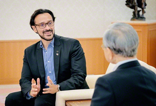 IPPNWのウマーニャ共同会長と原田会長が核なき世界へ協働を誓い、語り合う（学会本部第2別館で）