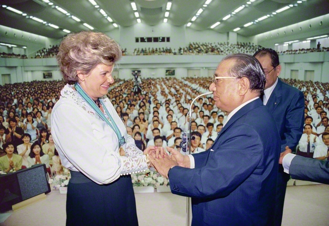 本部幹部会の席上、サイフェルト氏と握手を交わす池田先生（1991年8月24日、札幌市の北海道池田講堂で）