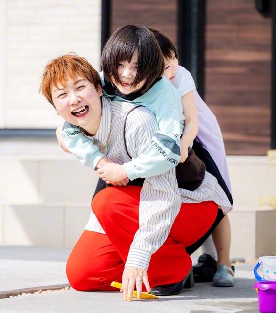副作用の痛みと闘っているとき、小さな手で優しく体をさすってくれた娘たちの存在が「私を強くしてくれたんです」（左から佐田國さん、長女・凛さん、次女・結ちゃん）