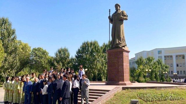 ウズベキスタン共和国のアリシェール・ナワイー記念タシケント国立ウズベク語・文学大学の学生らが「ナワイー像」の前で（9月20日）