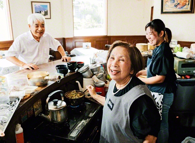 店内にはいつも笑顔が広がっている（右から次女・喜久枝さん、節子さん、夫・髙秋さん）
