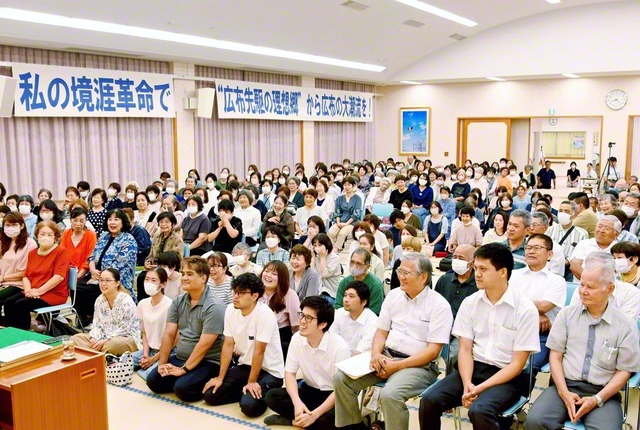 「宝友ありて　我らの島は　宝島」――地域友好に励む勝利島部の友（6月、奄美大島で）