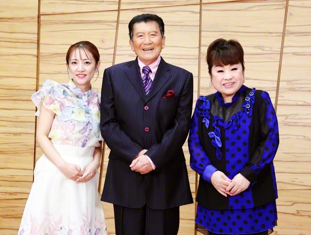 左から高橋みなみ、里見浩太朗、天童よしみ