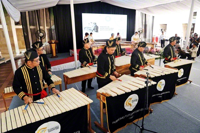 琴と伝統楽器コリンタン（木琴）による記念演奏。温かな音色で会場を包んだ