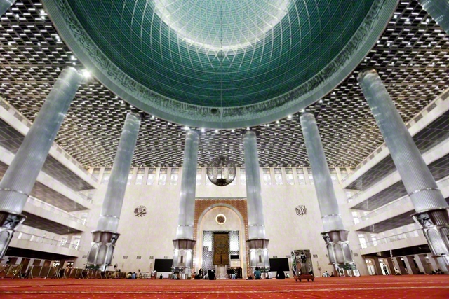 イスティクラル・モスクの礼拝堂。そのすぐ隣の大廊下が、展示会場として活用された