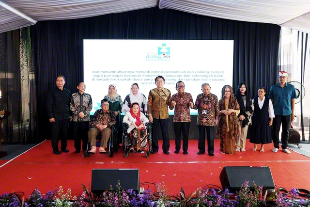 インドネシア「文明の対話」展の開幕式。プラティクノ人間開発・文化担当調整大臣（後列右から6人目）、ワヒド元大統領のシンタ・ヌリヤ夫人（前列右）らが祝福した（ジャカルタのイスティクラル・モスクで）