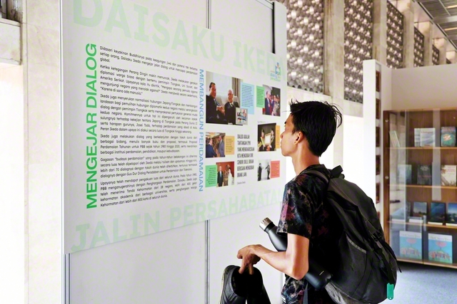 モスクの礼拝者が足を止め、展示に見入る