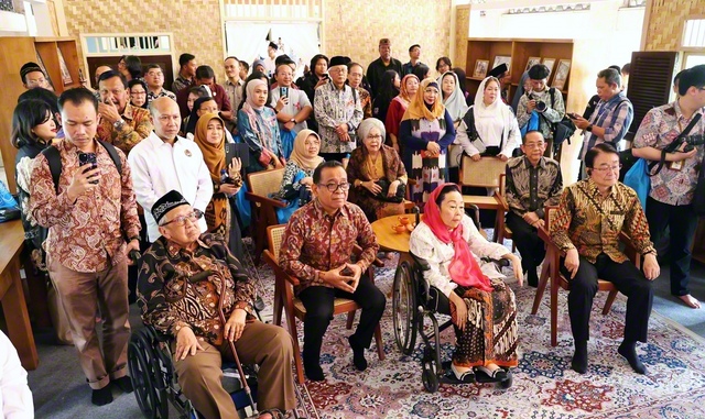 展示を見る来場者たち。会場に入ると、最初に出迎えるのは、池田先生とワヒド元大統領の生い立ちを描いたアニメーション。今回の展示のために特別に制作された