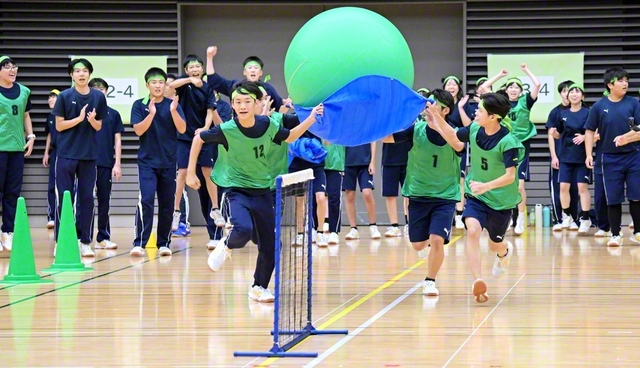 “大玉運び”に挑んだ3年生たち。競技中はチームの垣根を越えて、温かな声援を送り合った（所沢市内で）