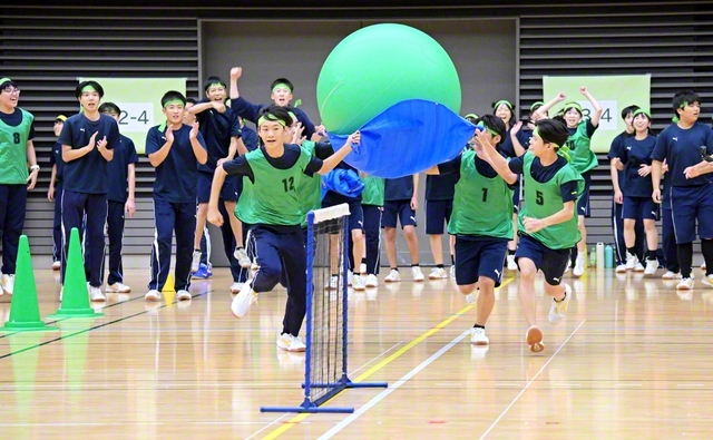 “大玉運び”に挑んだ3年生たち。競技中はチームの垣根を越えて、温かな声援を送り合った（所沢市内で）