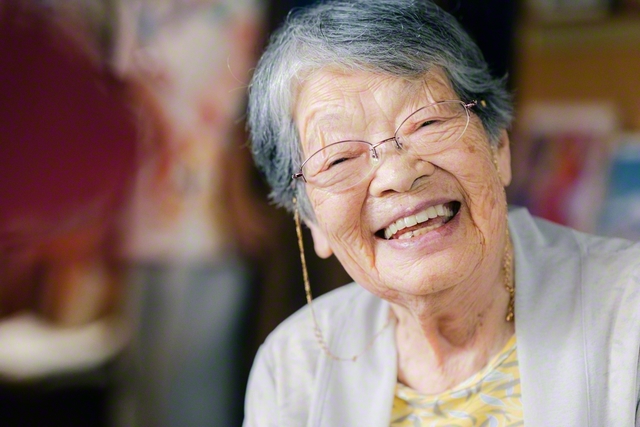 慈しみのまなざしで次女の話を聞く美智子さん