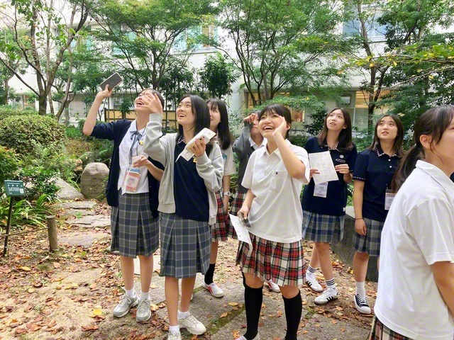 校内散策を楽しむ徽慶女子中と関西中の生徒たち（関西創価学園で）