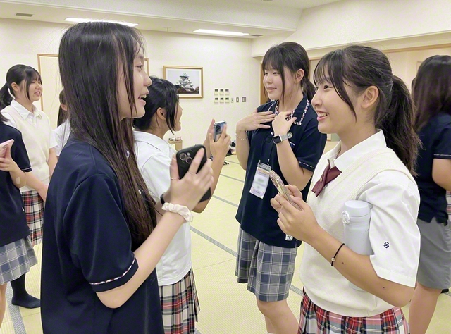 両校の生徒が出会いの喜びにあふれて（関西創価学園で）