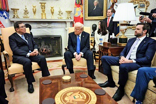 今年2月に開催された日米首脳会談。左から石破茂首相、ドナルド・トランプ大統領、J・Dヴァンス副大統領＝AFP時事