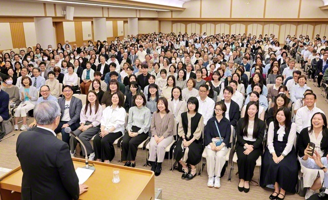 胸中の師と共に、世界広布の大願へ――意気高く行われた国際本部の集い(金舞会館で)