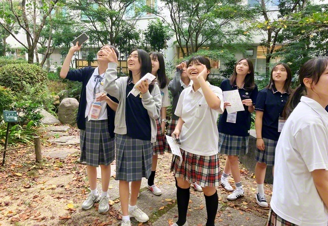 校内散策を楽しむ徽慶女子中と関西中の生徒たち（関西創価学園で）