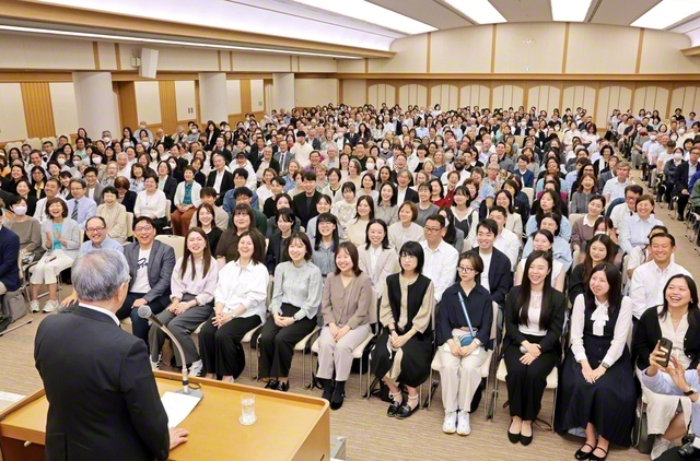 胸中の師と共に、世界広布の大願へ――意気高く行われた国際本部の集い（金舞会館で）