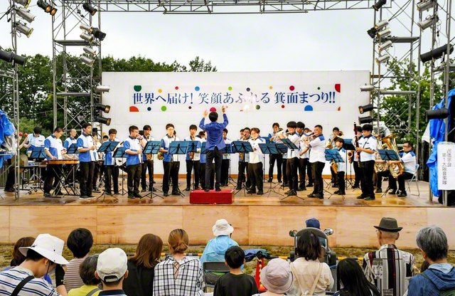 軽快なメロディーを響かせた、大阪シンフォニックバンド、北摂シンフォニックバンドの合同チーム（箕面市内で）