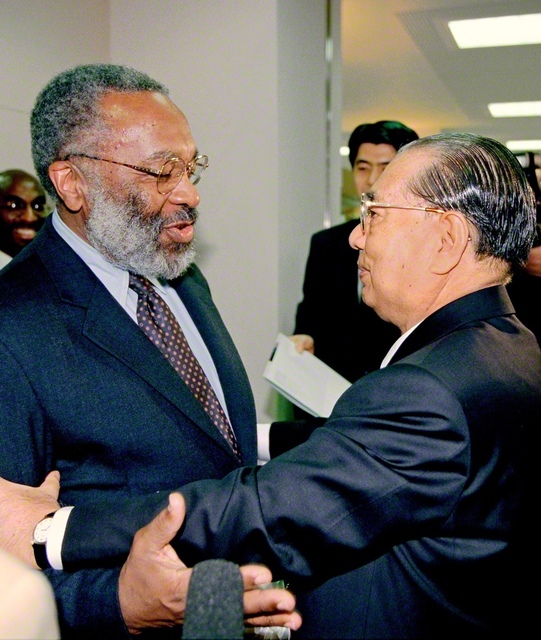 歴史学者ビンセント・ハーディング博士㊧と池田大作先生が再会を喜び合う。博士は先生を「兄弟であり、教師であり、希望への旅の友である」と（1996年4月、東京・八王子市の創価大学で）