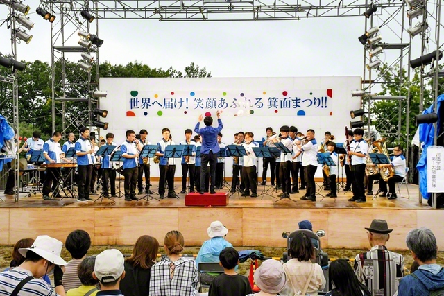 軽快なメロディーを響かせた、大阪シンフォニックバンド、北摂シンフォニックバンドの合同チーム（箕面市内で）