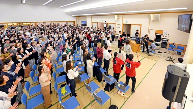 イギリスと東北の交歓会には、両国合わせて2000人以上の青年が集い合った。宮城の友は仙台市の東北文化会館で参加した