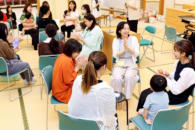 鳥取の米子文化会館で開かれたカレッジ。近況などを語り合い、笑顔の花を咲かせた