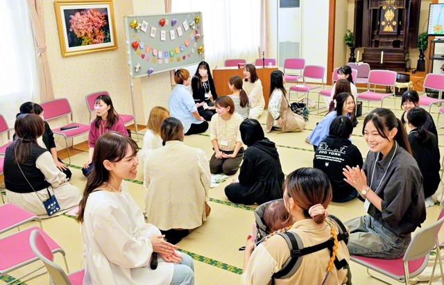 仲良きスクラムで温かな励ましを送り合った盛岡新生県の華陽カレッジ(盛岡文化会館で)