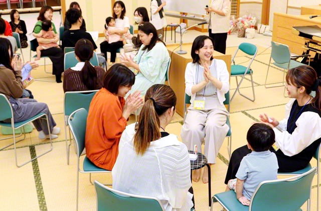 鳥取の米子文化会館で開かれたカレッジ。近況などを語り合い、笑顔の花を咲かせた