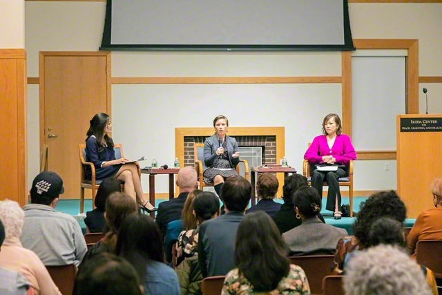 2022年10月、アメリカの池田国際対話センターで開かれたフォーラムで登壇するシャーリー・タン教授（壇上右）