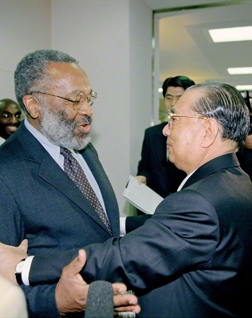 歴史学者ビンセント・ハーディング博士㊧と池田大作先生が再会を喜び合う。博士は先生を「兄弟であり、教師であり、希望への旅の友である」と（1996年4月、東京・八王子市の創価大学で）