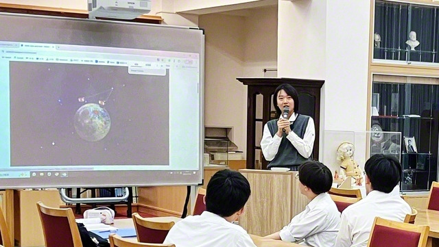 「100時間の天文学」のイベント期間中に、関西中・高で行われた企画「宇宙カタリバ」。生徒たちは「宇宙」をテーマに語り合い、思索を深めた（3日）
