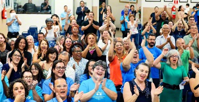 読書の魅力を伝えてくれた教育本部の友に参加者が喝采で応える（3月24日、サンジョゼ・ドス・カンポス会館で）