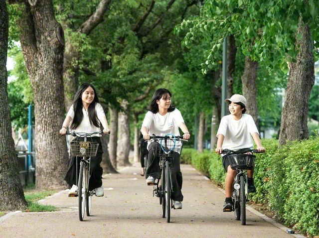 風に笑い声を乗せ、きょうだい並んでペダルを踏む。平和記念公園で、勇気を出して英語で「広島の心」を伝えゆく。その胸に、平和の花が咲き薫る