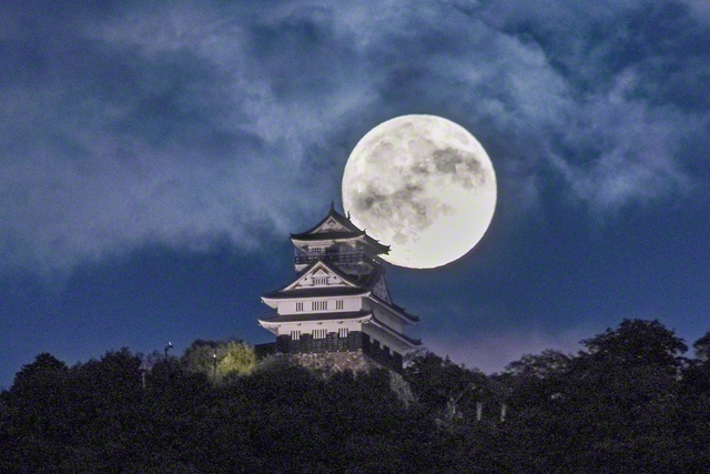 岐阜城と中秋の名月（中部支社・小久保和昌記者撮影）