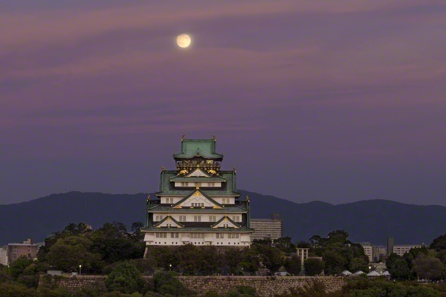 輝く中秋の名月と大阪城（種村伸広記者撮影）