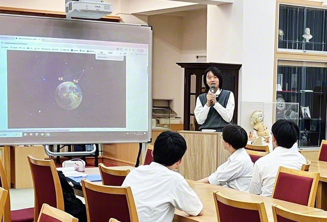 「100時間の天文学」のイベント期間中に、関西中・高で行われた企画「宇宙カタリバ」。生徒たちは「宇宙」をテーマに語り合い、思索を深めた（3日）