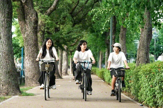 風に笑い声を乗せ、きょうだい並んでペダルを踏む（左から長女・佳子さん、次女・琴音さん、長男・治樹さん）